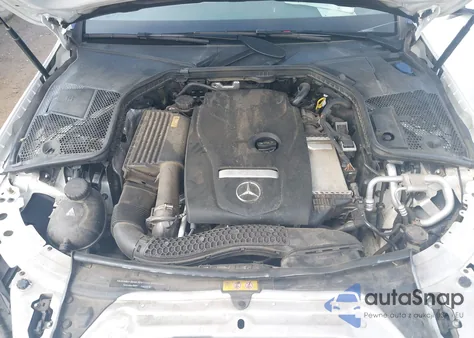 2017 Mercedes-Benz C 300 4Matic z USA, uszkodzony, nr VIN 55SWF4KB9HU182405